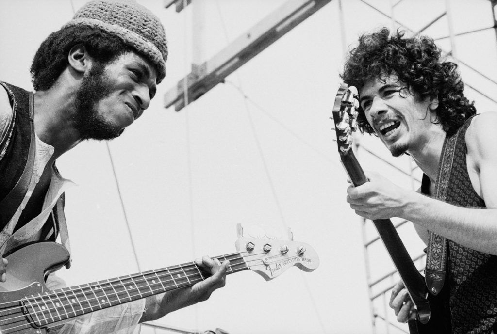 Carlos Santana junto a Dave Brown en el escenario de Woodstock 1969