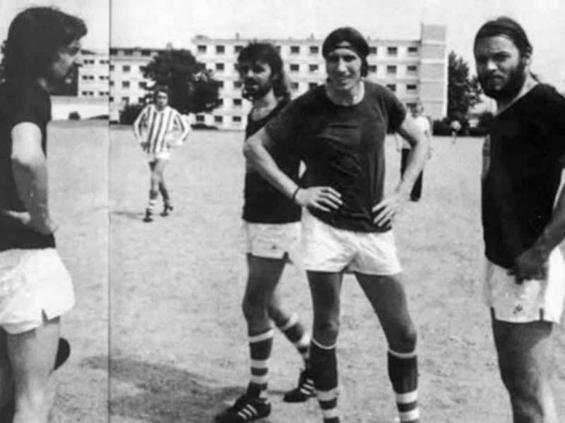 Pink Floyd jugando fútbol