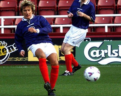 Rod Stewart jugando fútbol